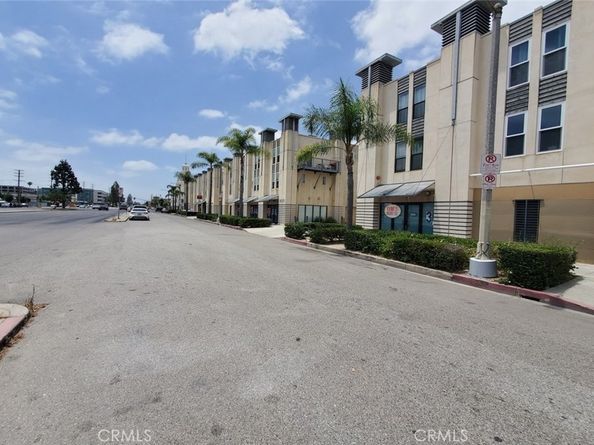 8021 S VERMONT Avenue 24, Los Angeles CA 90044