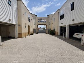 8021 S VERMONT Avenue 24, Los Angeles CA 90044