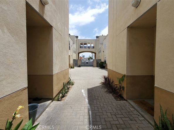 8021 S VERMONT Avenue 24, Los Angeles CA 90044