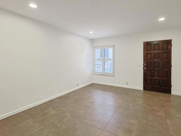 1222 River Glen Row 65, San Diego CA 92111