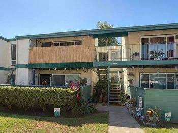 1817 E Grand Avenue