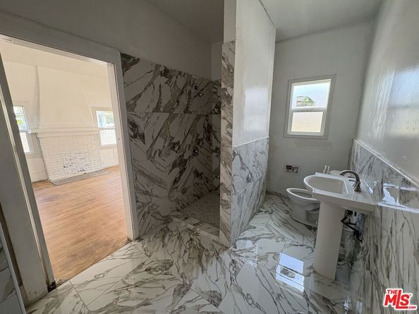 2320 W 25th Street, Los Angeles CA 90018