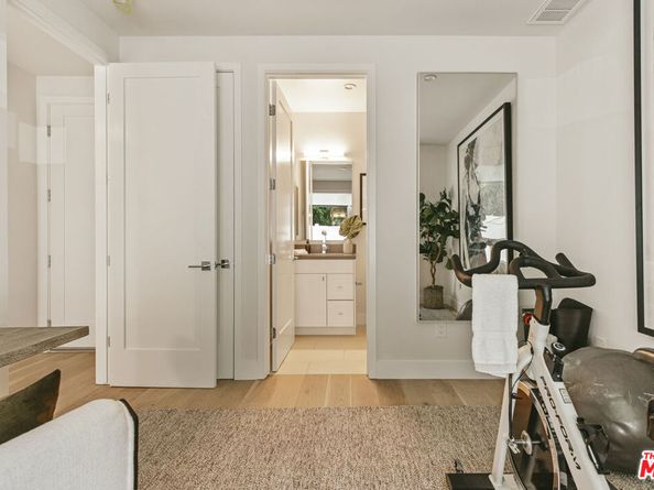 3218 S Barrington Avenue, Los Angeles CA 90066