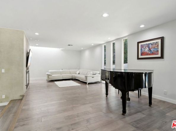 15539 Hamner Drive, Los Angeles CA 90077