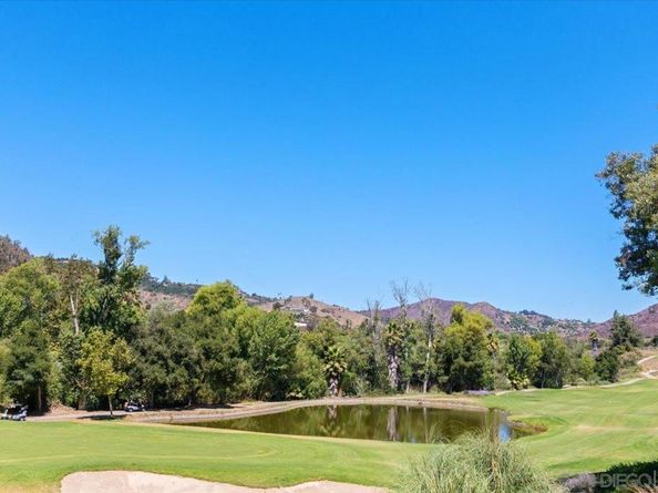 2385 Amber Oak Ln, Escondido CA 92027