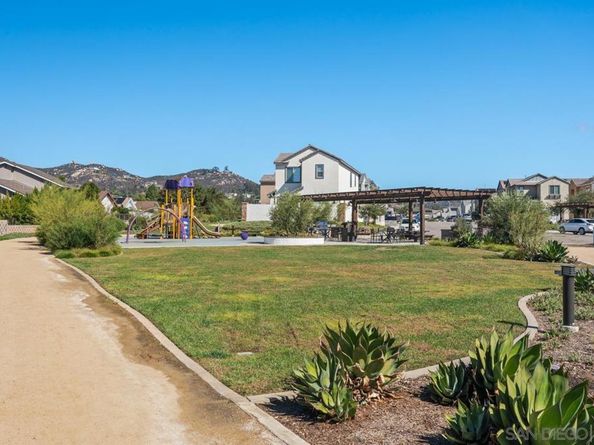 1938 Julie Dawn Pl, Escondido CA 92026