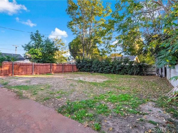 22142 Wyandotte, Canoga Park CA 91303