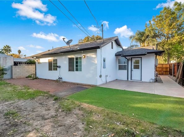 22142 Wyandotte, Canoga Park CA 91303