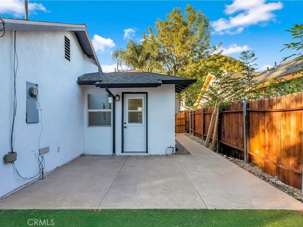 22142 Wyandotte, Canoga Park CA 91303