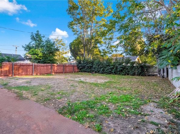 22142 Wyandotte, Canoga Park CA 91303