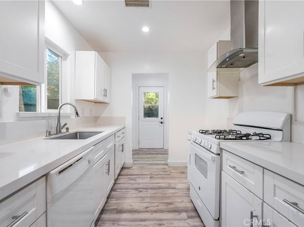 22142 Wyandotte, Canoga Park CA 91303