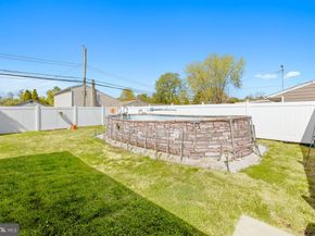 11 Midwood, Levittown PA 19054