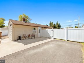 11 Midwood, Levittown PA 19054