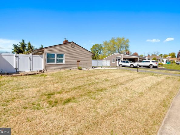 11 Midwood, Levittown PA 19054