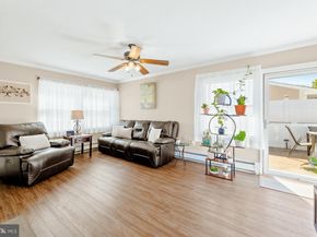 11 Midwood, Levittown PA 19054