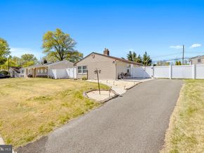 11 Midwood, Levittown PA 19054