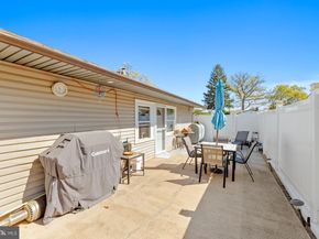 11 Midwood, Levittown PA 19054