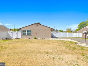 11 Midwood, Levittown PA 19054