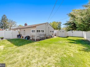 11 Midwood, Levittown PA 19054