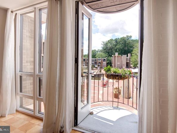 1642 Chimney House Road, Reston VA 20190