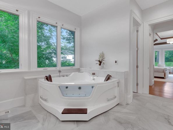 305 Old Courthouse Road NE, Vienna VA 22180