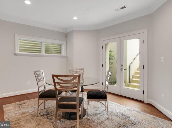 305 Old Courthouse Road NE, Vienna VA 22180