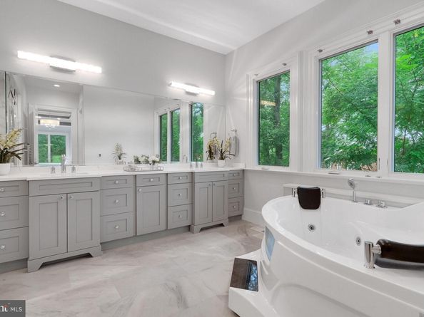 305 Old Courthouse Road NE, Vienna VA 22180