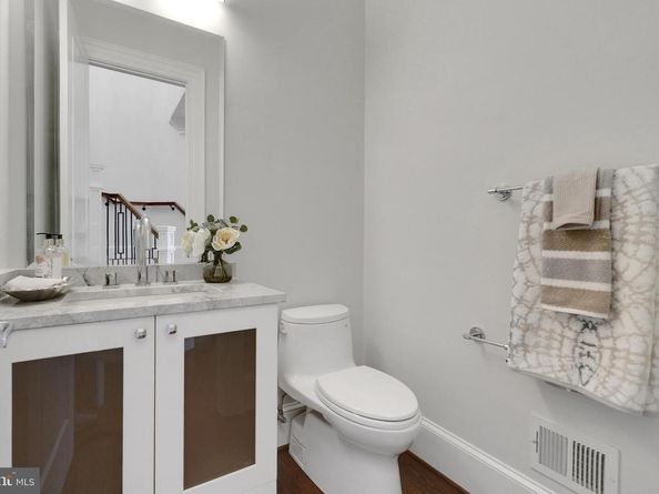 305 Old Courthouse Road NE, Vienna VA 22180