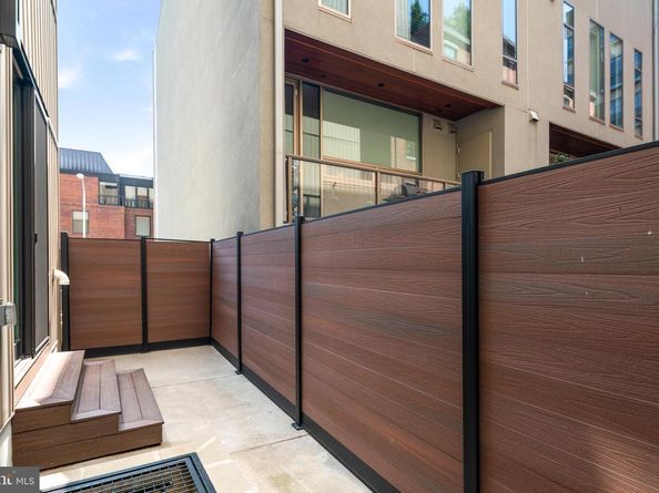 142R S Front Street, Philadelphia PA 19106
