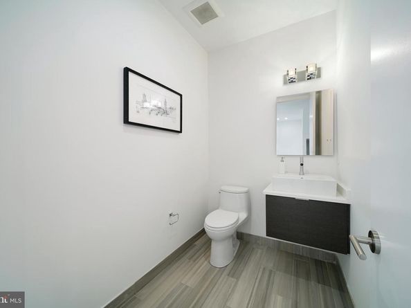 142R S Front Street, Philadelphia PA 19106