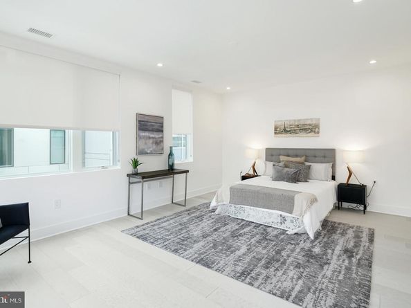 142R S Front Street, Philadelphia PA 19106