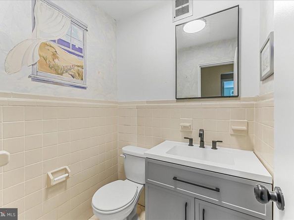 383 Lakeside Road 102, Ardmore PA 19003