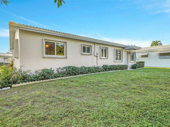 2403 Emerson Cir, Hollywood FL 33021