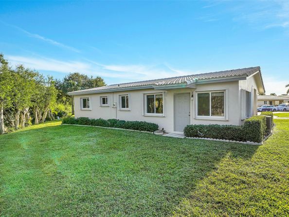 2403 Emerson Cir, Hollywood FL 33021