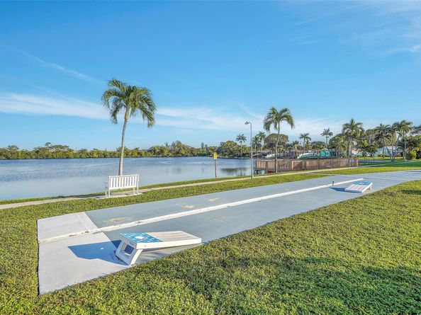 2403 Emerson Cir, Hollywood FL 33021