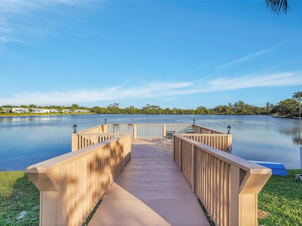 2403 Emerson Cir, Hollywood FL 33021