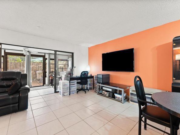 3320 Simms St 11C, Hollywood FL 33021