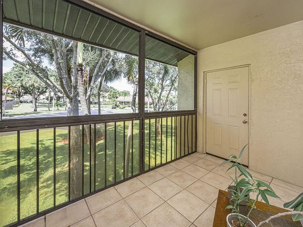 539 Shady Pine Way B2, Greenacres FL 33415