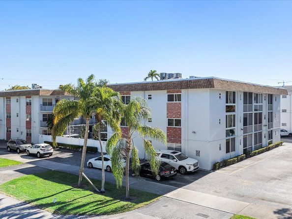 714 NE 10th Street 205, Hallandale Beach FL 33009