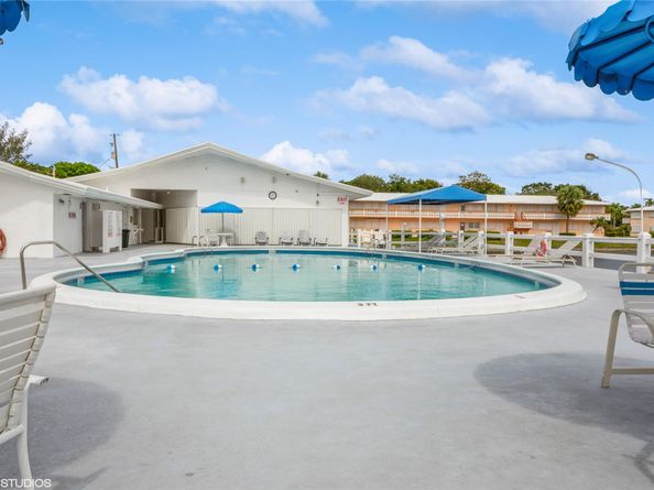 1050 SW 11th St 4, Hallandale Beach FL 33009