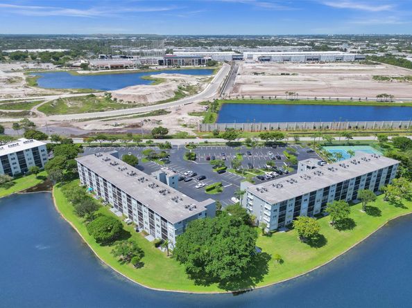 2226 N Cypress Bend Dr 109, Pompano Beach FL 33069