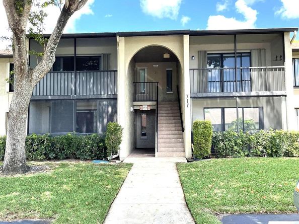 717 Sunny Pine Way D2, Greenacres FL 33415