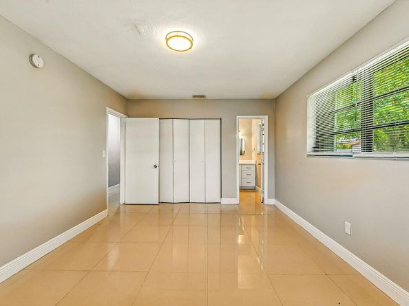 95 NE 128th St, North Miami FL 33161