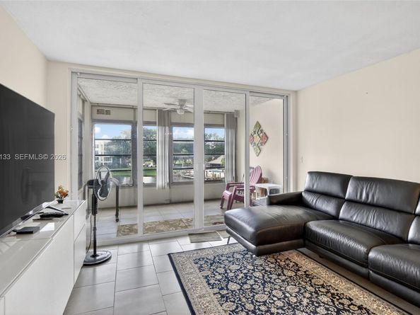 9330 Lagoon Place 307, Davie FL 33324