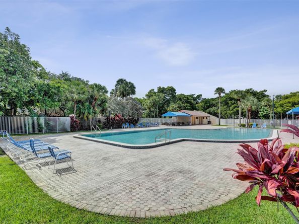 4739 NW 3rd Ct, Deerfield Beach FL 33442