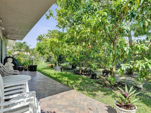 4739 NW 3rd Ct, Deerfield Beach FL 33442