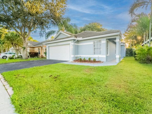 9220 Arborwood Cir, Davie FL 33328
