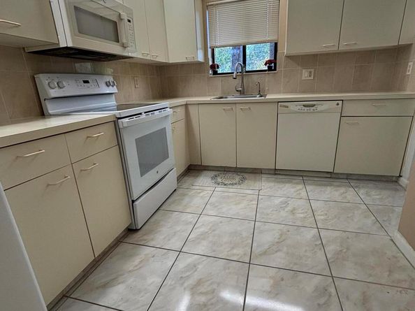 4820 Lucerne Lakes Boulevard W 107, Greenacres FL 33467