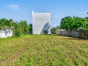 322 N Lakeside Court, West Palm Beach FL 33407