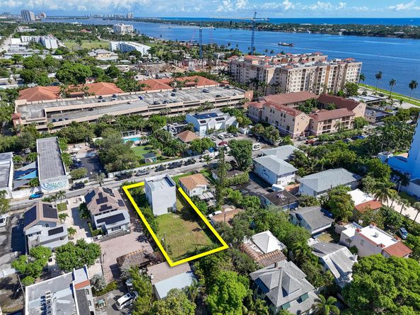 322 N Lakeside Court, West Palm Beach FL 33407